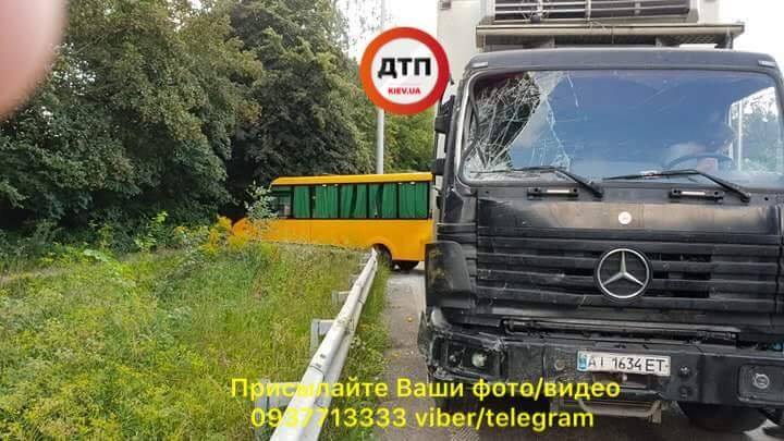 В Киеве маршрутка столкнулась с грузовиком, есть пострадавшие