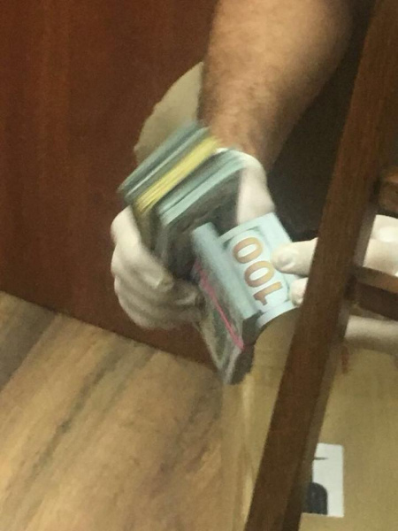 Старшего следователя ГПУ задержали на взятке в 50 тыс. долларов