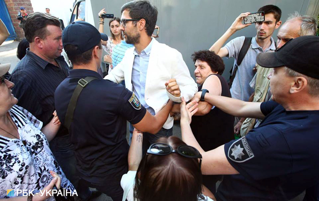 Возле Лукьяновского СИЗО произошла потасовка с участием спикера замглавы Минюста