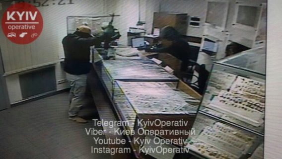 Пограбування в Києві: з'явились фото нападу зсередини