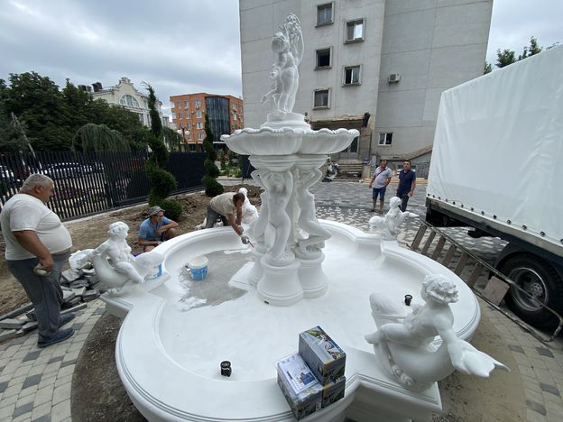 Чиновники "прикрасили" Херсон фонтаном у стилі "колгоспне рококо": на нього не можна дивитися без сліз