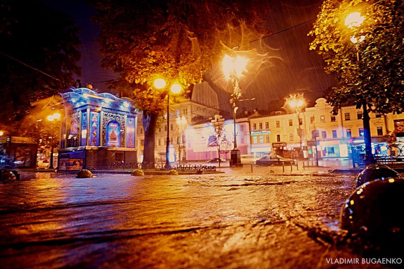 В Києві сильна злива затопила центр міста