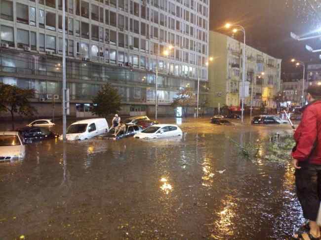 В Києві сильна злива затопила центр міста