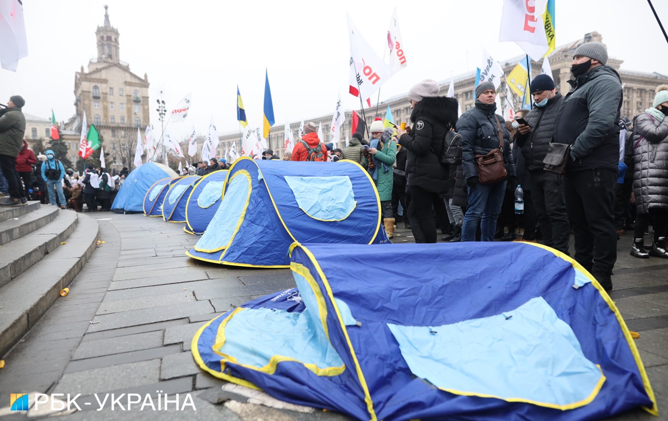 ФОПи встановили намети на Майдані після жорстокої бійки з поліцією (багато фото)