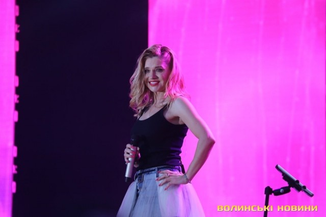 &quot;Вовчиці&quot; задумалися: Олег Винник вийшов на сцену з &quot;чарівною квіткою&quot; (фото)