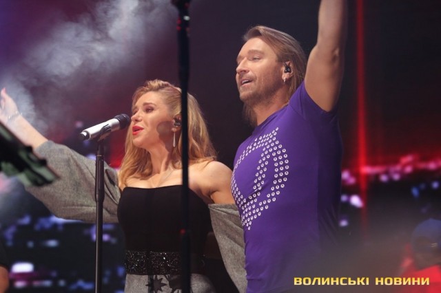 &quot;Вовчиці&quot; задумалися: Олег Винник вийшов на сцену з &quot;чарівною квіткою&quot; (фото)