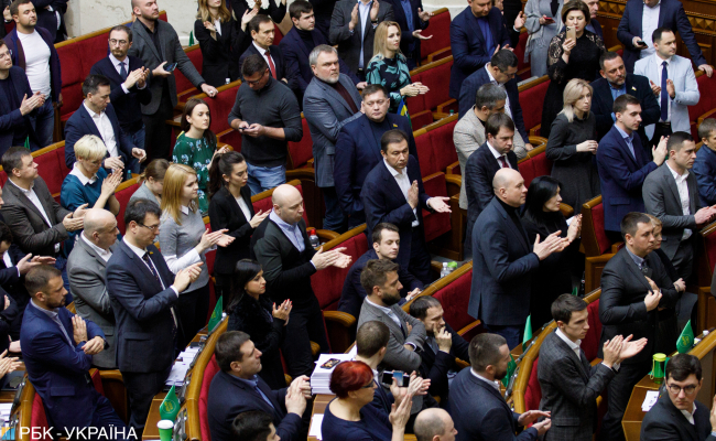 Уперлись в землю: как Рада заблокировала две ключевых реформы Зеленского