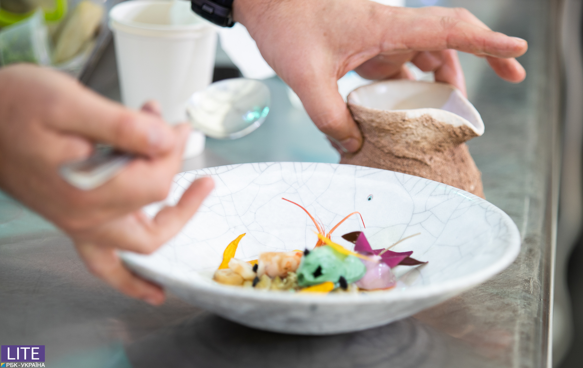 Карпаччо з соняшника і десерт з насіння: відомий шеф-кухар показав різноманітність української кухні