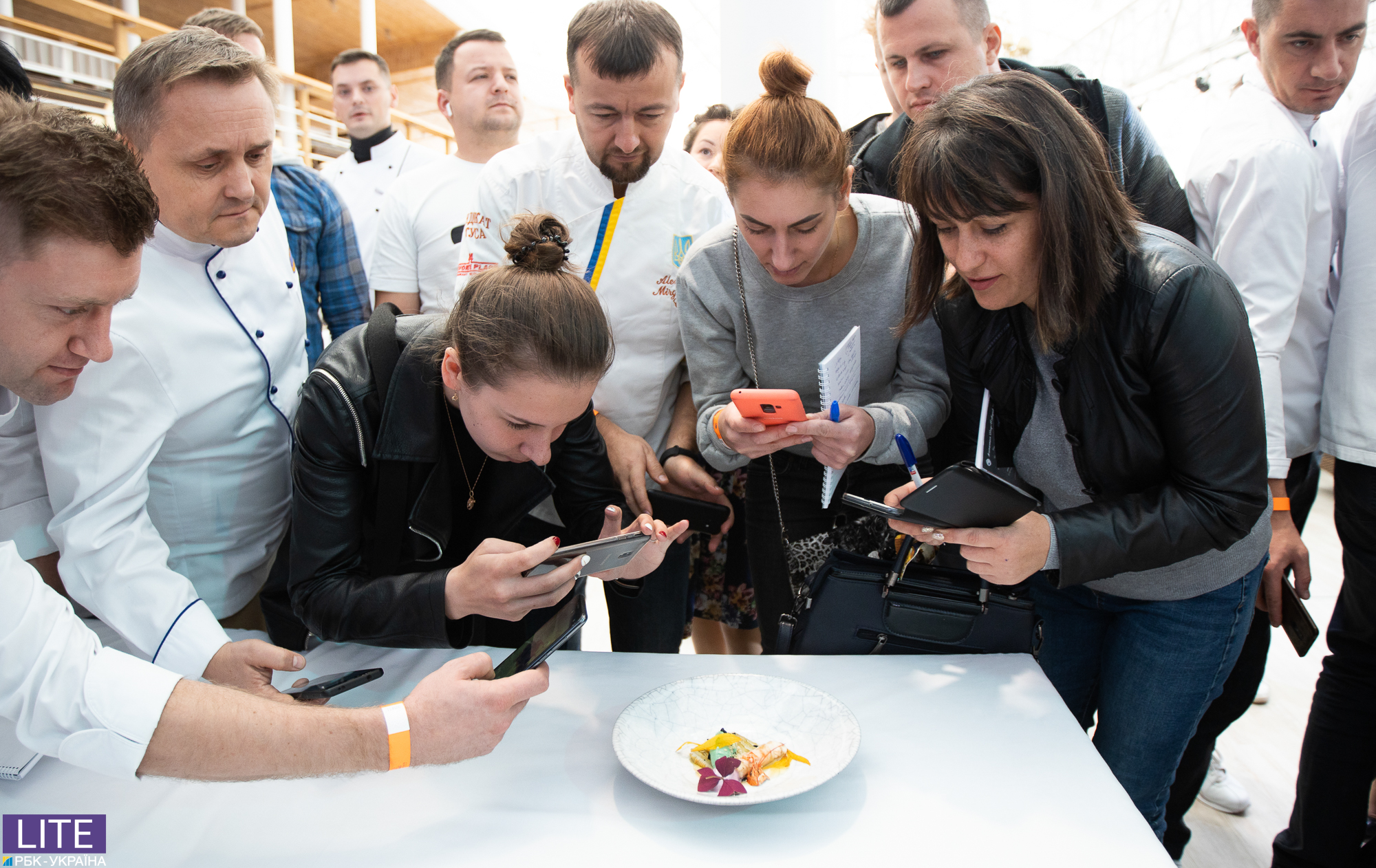 Карпаччо з соняшника і десерт з насіння: відомий шеф-кухар показав різноманітність української кухні