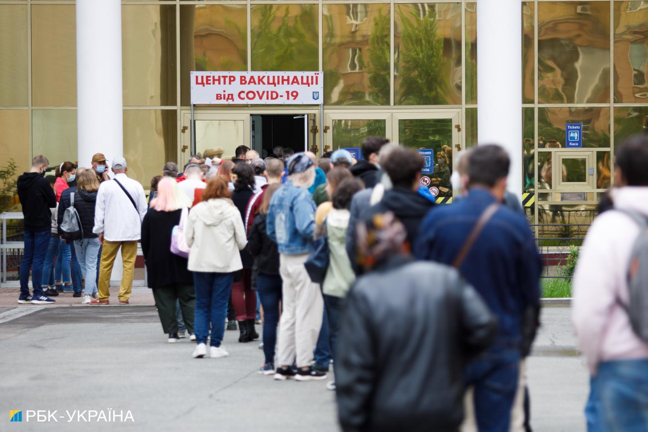 Всем укол. Кого в мире обязали к вакцинации и чего ждать украинцам