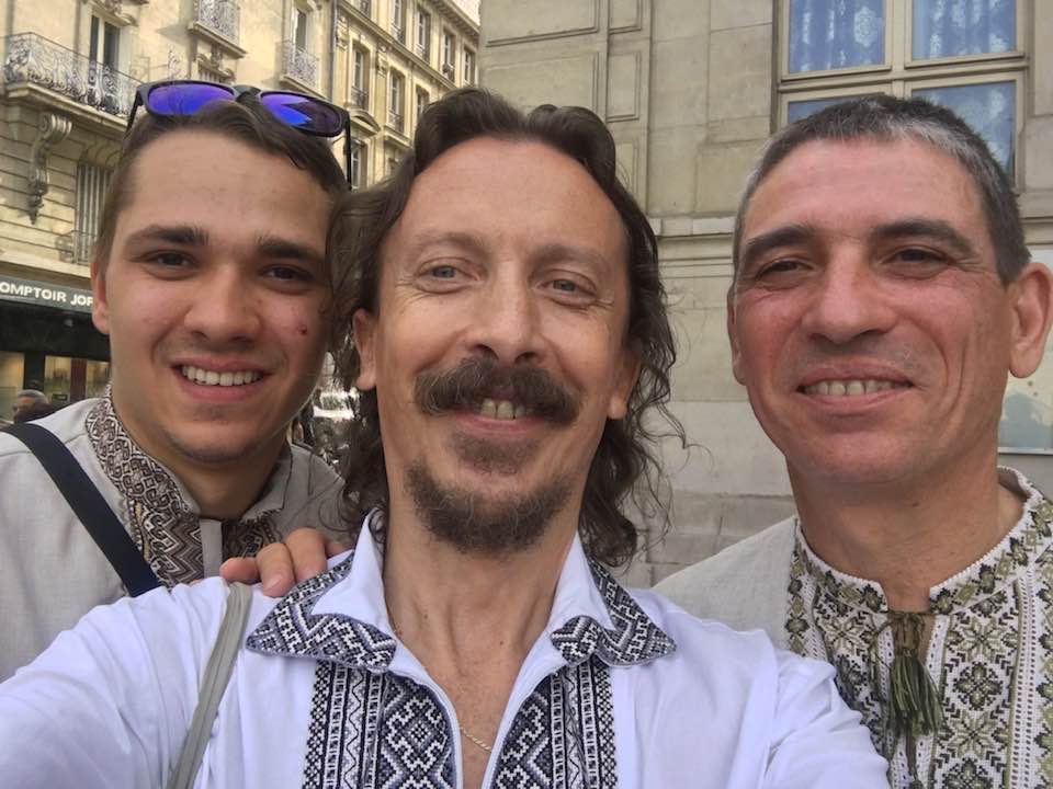 Вышитая традиция: известные украинцы оделись в вышиванки (фото, видео)