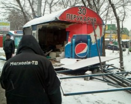 В Києві фура знесла зупинку, є постраждалі