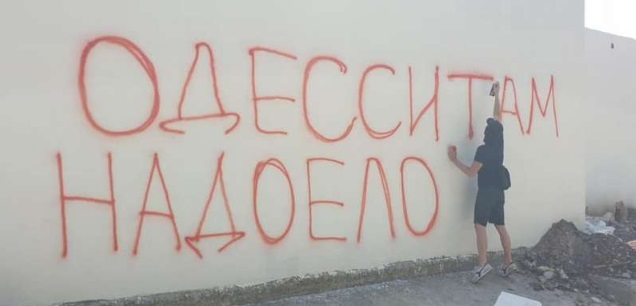 Одесские активисты с кувалдами расчищают пляжи: что происходит