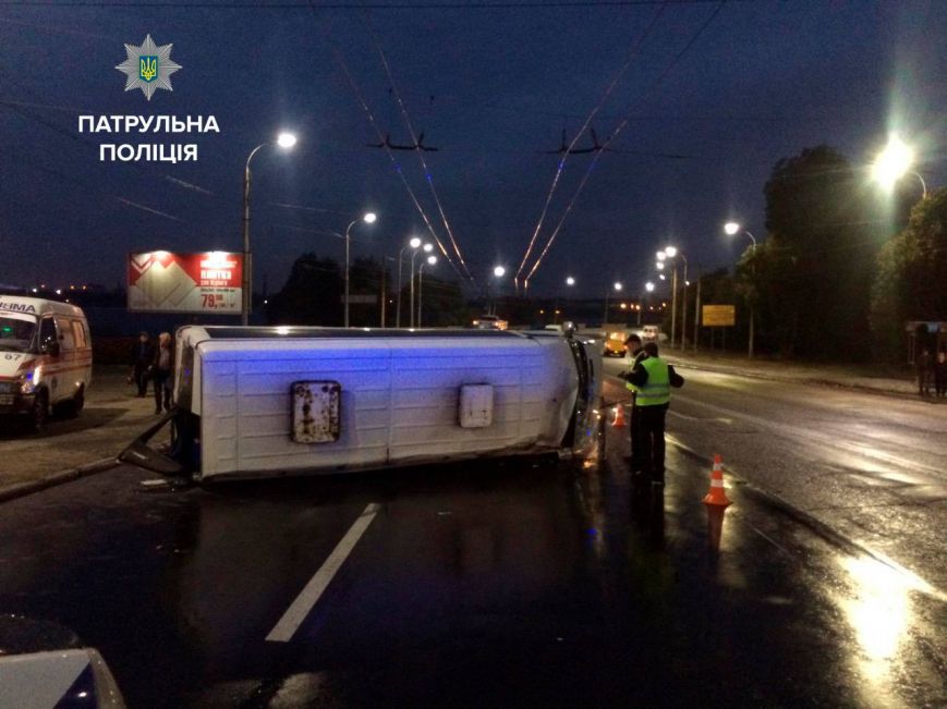 У Запоріжжі перекинулася маршрутка, є постраждалі