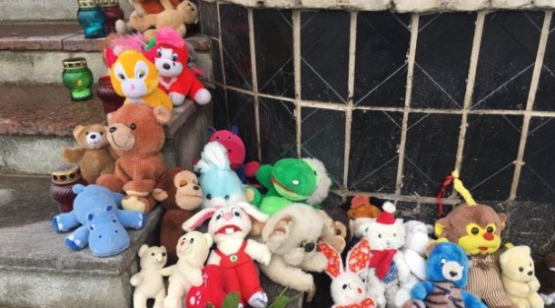 Люди непритомніли: в рідному місті попрощалися з вбитою поліцейськими дитиною (фото)