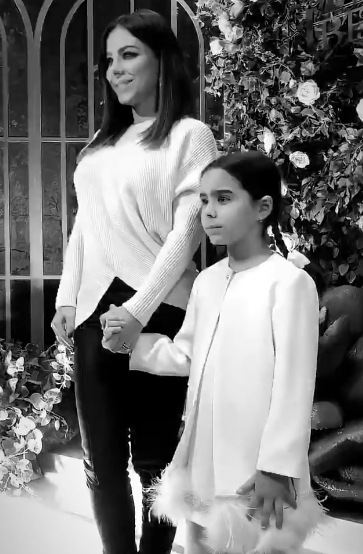 Ани Лорак научила дочь позировать перед журналистами