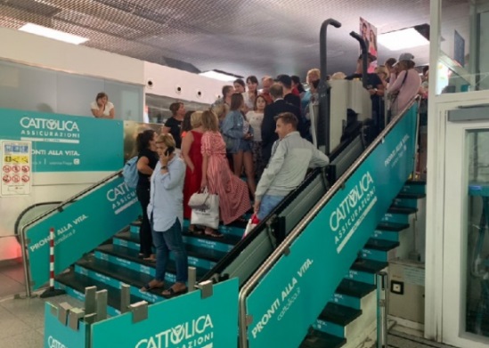 Бояться залишати аеропорт: українські туристи застрягли на Сицилії (фото)