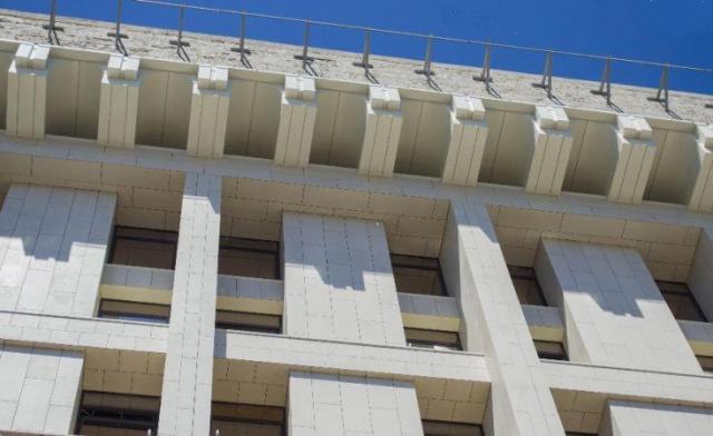 В Киеве сняли баннер с фасада Дома профсоюзов