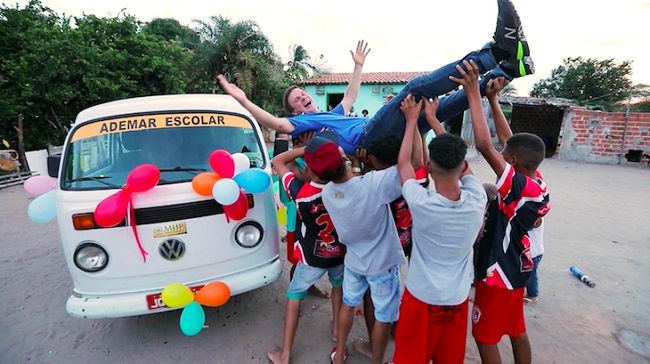 Дмитрий Комаров подарил автобус футбольной команде: яркие фото