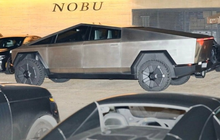 Илон Маск с нарушением ПДД прокатился за рулем Cybertruck (видео)