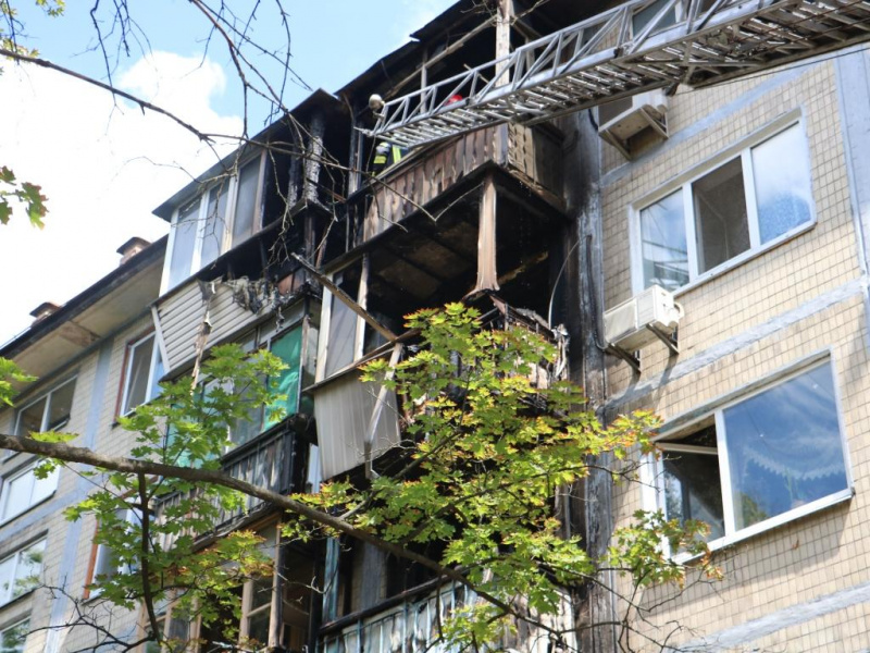 У Києві під час пожежі на Туполєва вигоріла квартира і балкони на трьох поверхах