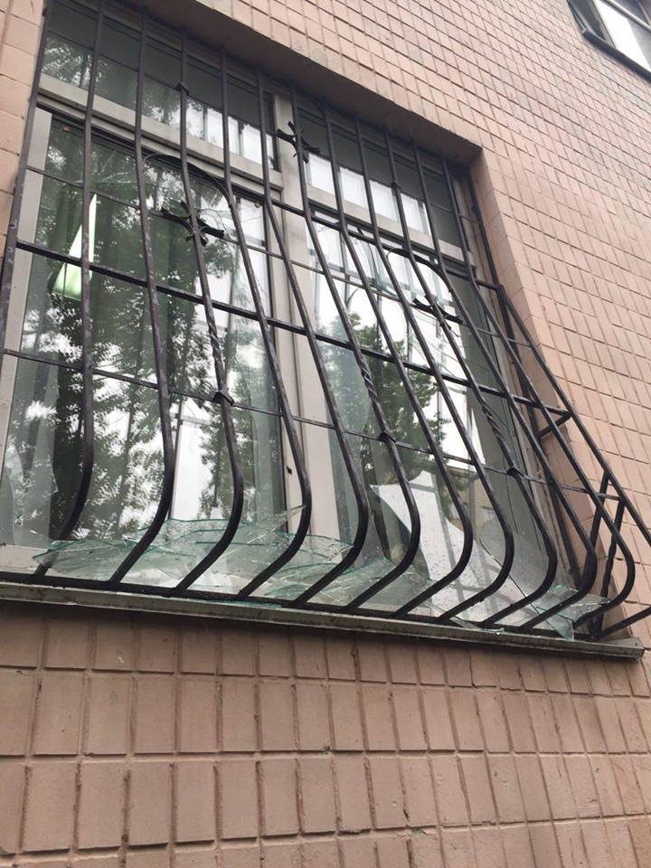 В Киеве неизвестный бросил взрывчатку на территорию управления полиции