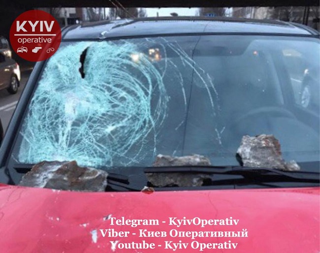 В Киеве куски моста разгромили проезжавшее под ним авто (фото)
