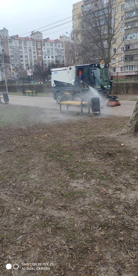 В Украине начали дезинфицировать остановки и детские площадки (фото)