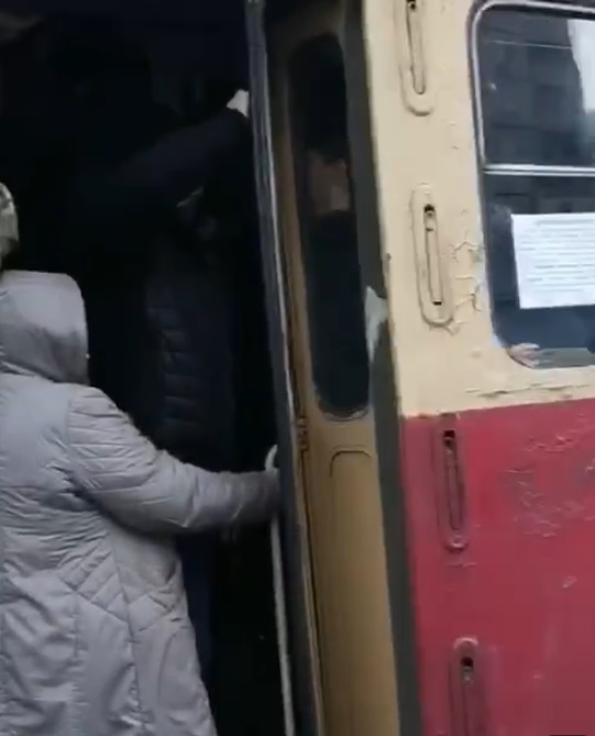 Україна занурилася в транспортний колапс: по 10 людей і всі в масках