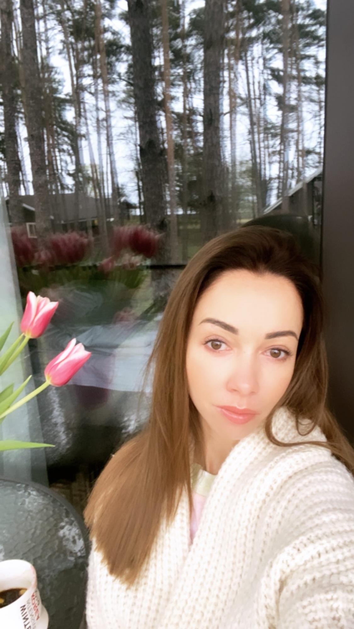 Коньячный блонд: Екатерина Кухар неожиданно изменила имидж на карантине