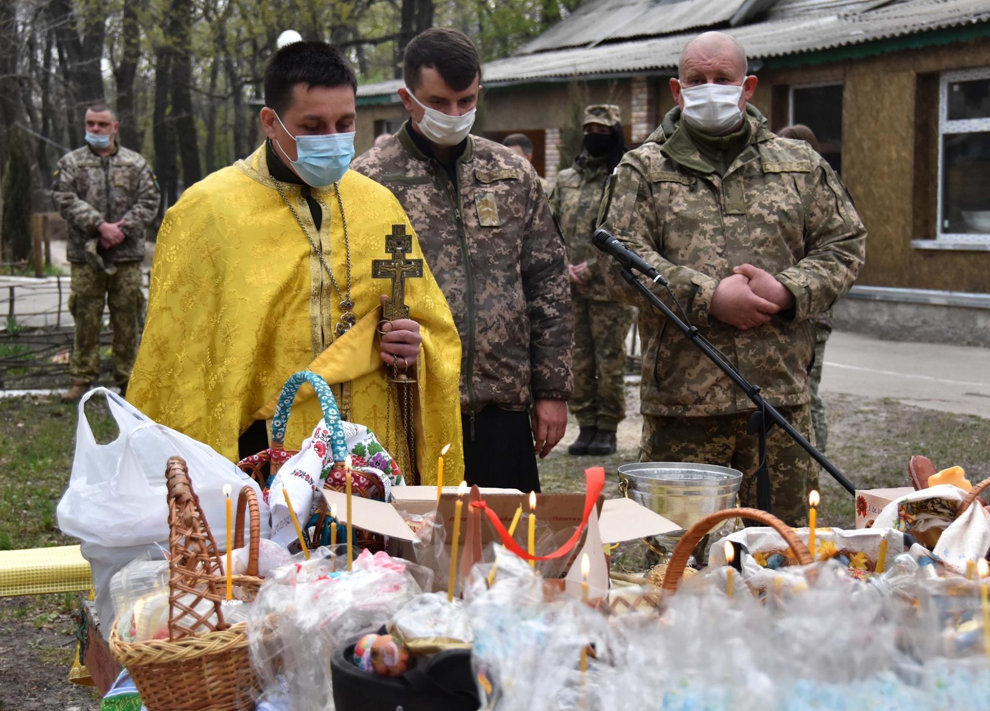 Украинские боевики встретили Пасху на Донбассе: впечатляющие фотографии