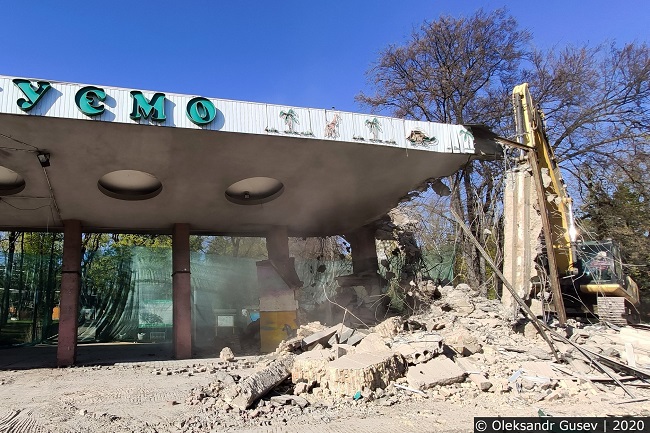 Київський зоопарк почали ламати бульдозерами: відео руйнування епохи