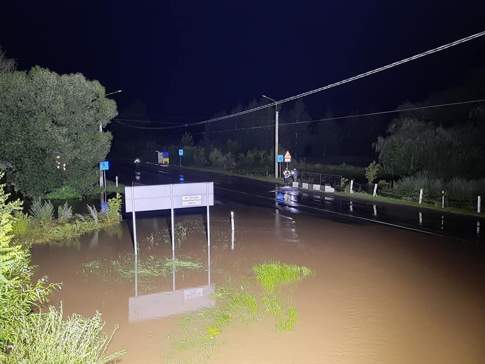 Повалені дерева і затоплені вулиці: під Рівним розбушувалася негода
