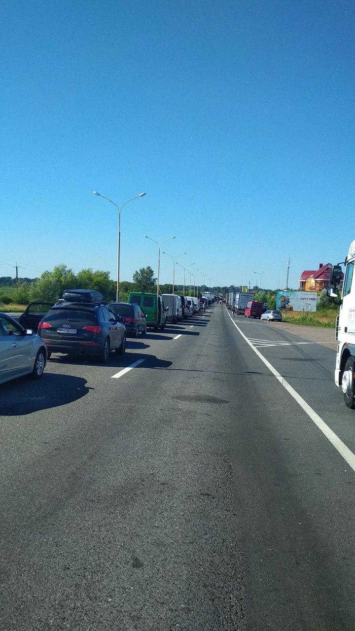 Без масок и дистанции: на границе с Венгрией образовались толпы людей