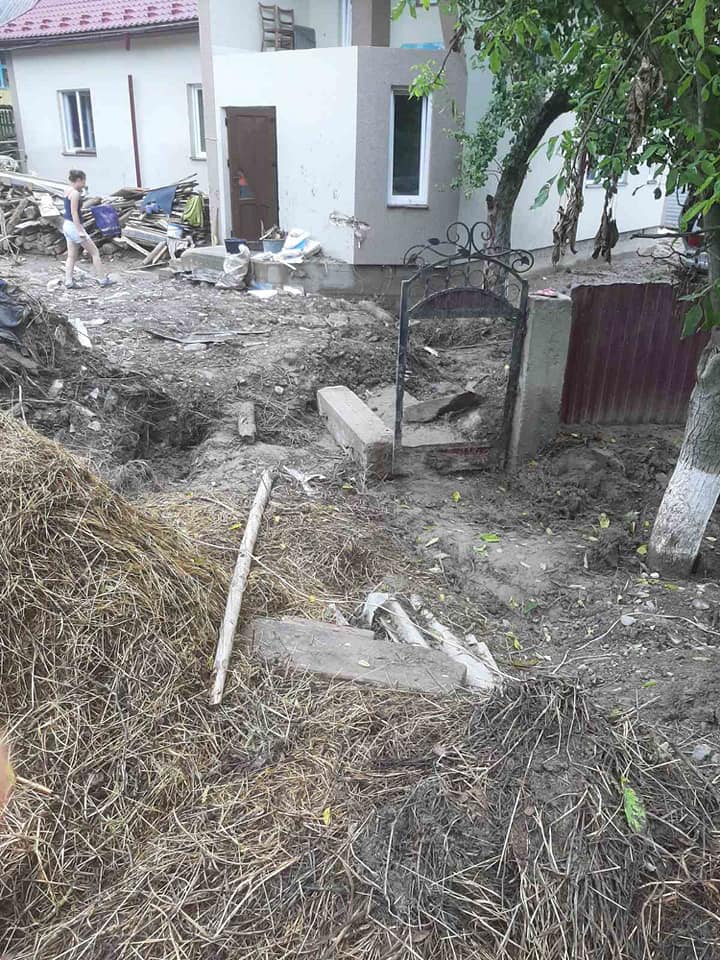 На Прикарпатье разгорелся скандал из-за денежной помощи после наводнения