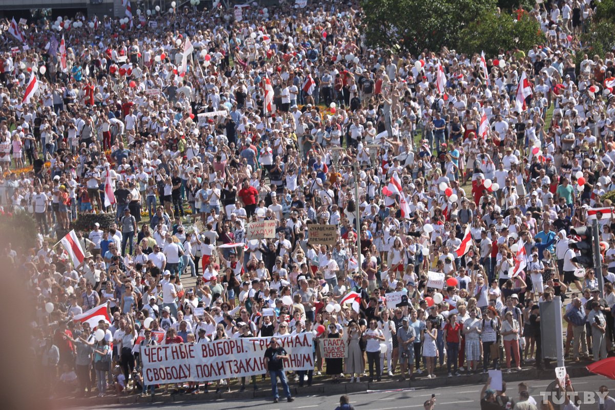 На митинг в центре Минска вышли сотни тысяч белорусов: впечатляющие фото и видео