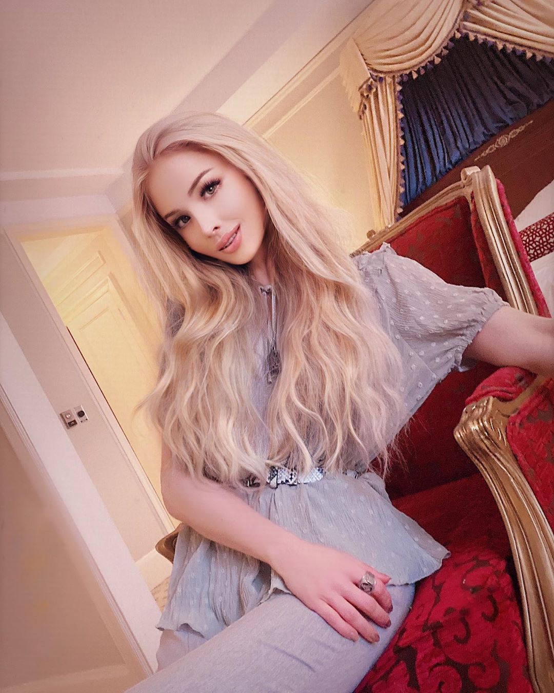 Одеська Барбі, яка хотіла покінчити з собою, стала масоном: її нові фото вражають