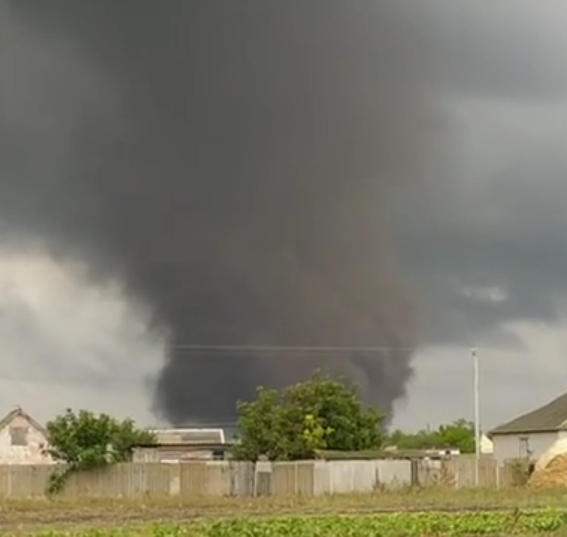 Под Херсоном пронесся мощный торнадо: фото и видео разрушительной стихии