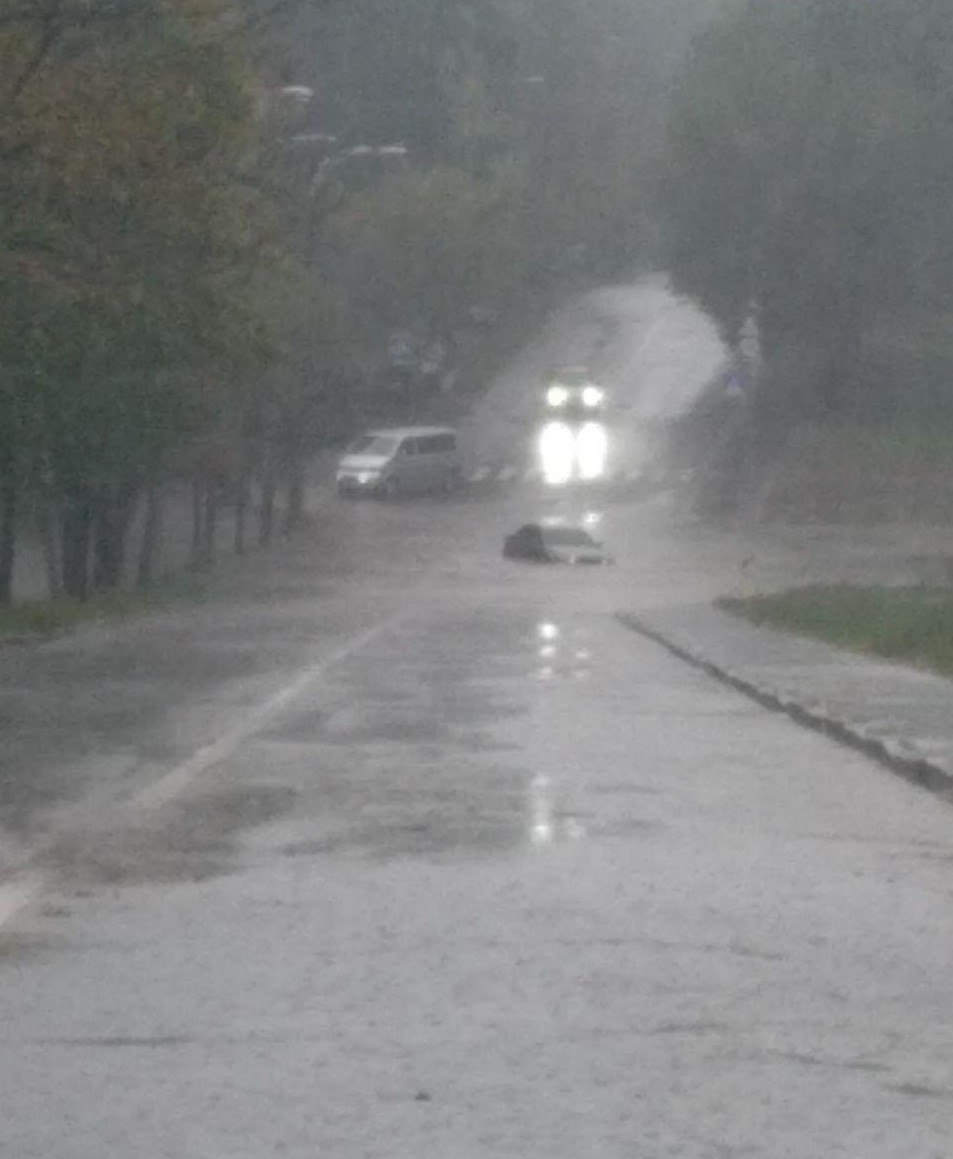 Авто ныряют по фары, транспорт стал: Киев поплыл после ливня (фото и видео)