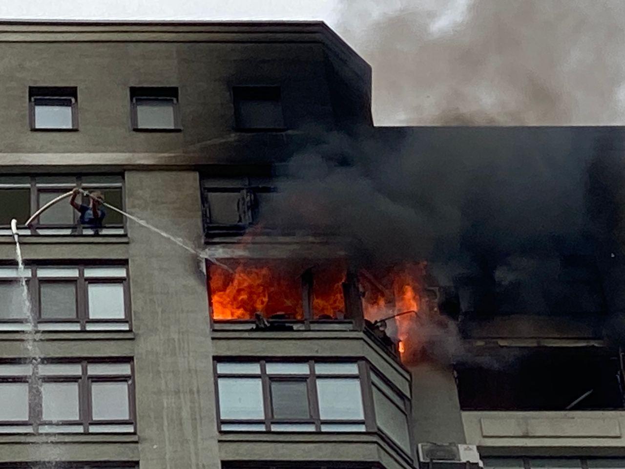 Пожежа в новому ЖК Києва закінчилася трагедією: припарковані авто не давали пожежним під'їхати