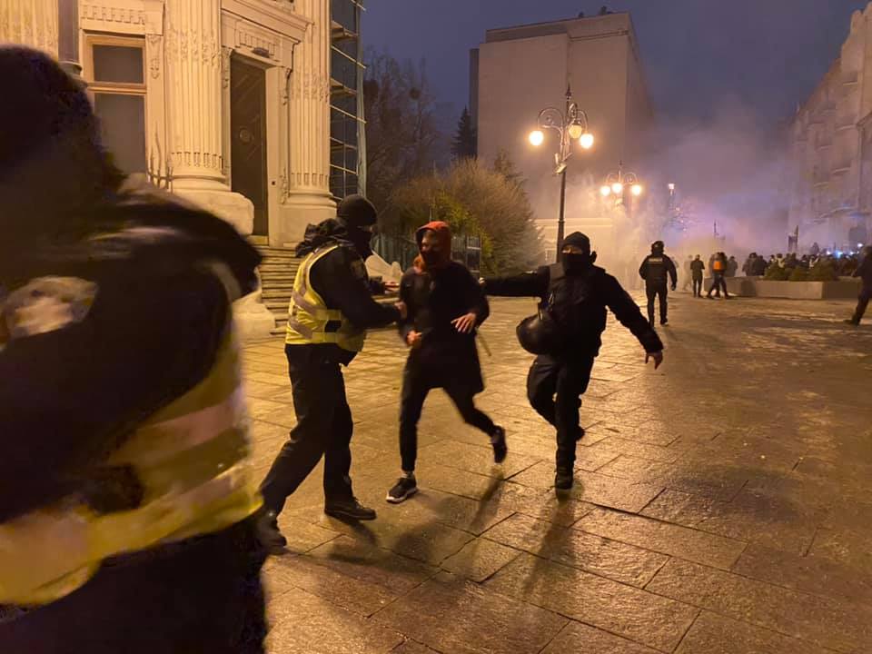 Бійка, газ та постраждалі: відео з мітингу за Стерненка у центрі Києва