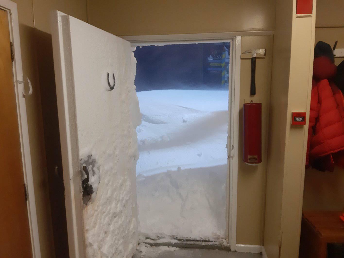 Украинские полярники в Антарктиде попали в снеговую ловушку: впечатляющие фото