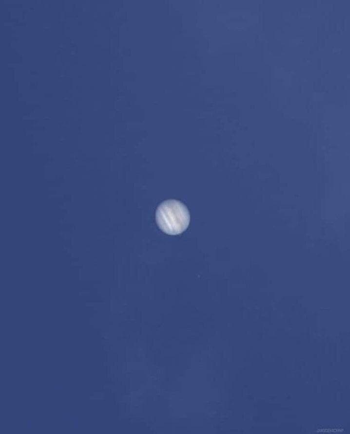 Сатурн і Юпітер "з'єдналися" в небі вперше за 800 років: яскраві фото і відео