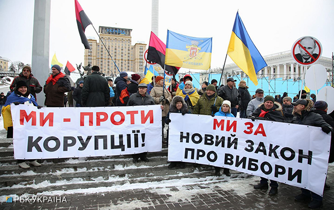 У центрі Києва активісти почали розбирати конструкції на Майдані