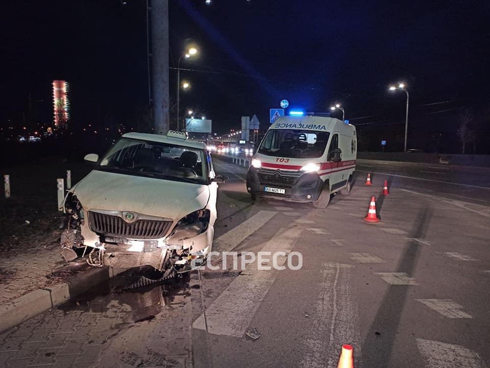 У Києві таксист помер за кермом під час руху: некероване авто вилетіло на тротуар