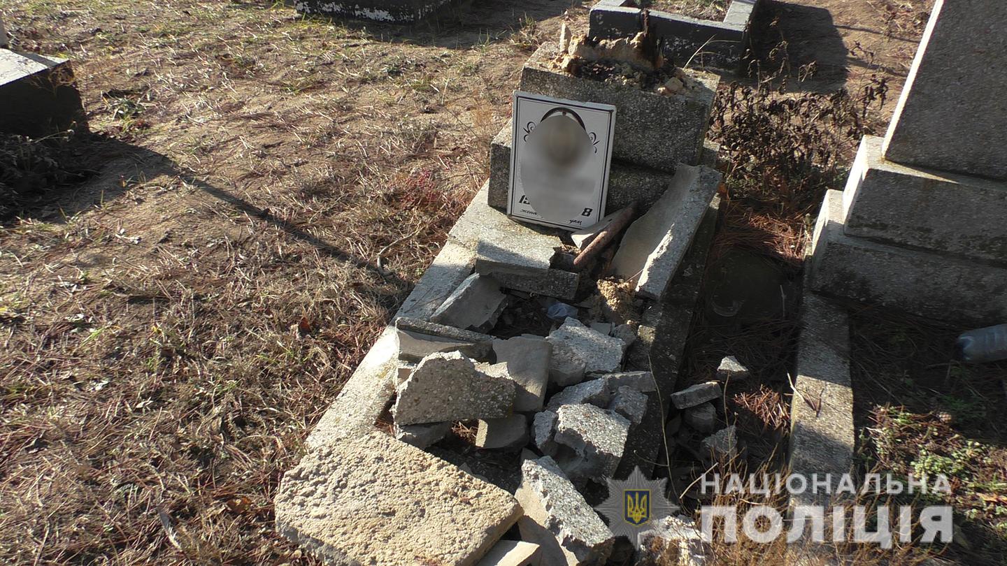 Под Николаевом вандалы осквернили более 100 могил, и даже - своих родственников