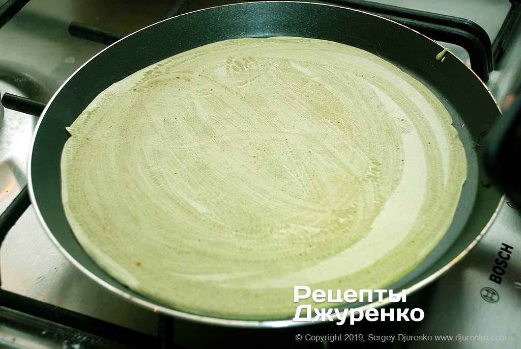 Кулинар поделился рецептом блинного торта из зеленого чая: справится даже новичок