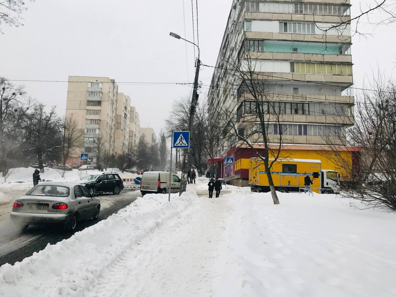У Києві посеред дороги провалився асфальт: утворилася величезна яма (фото)