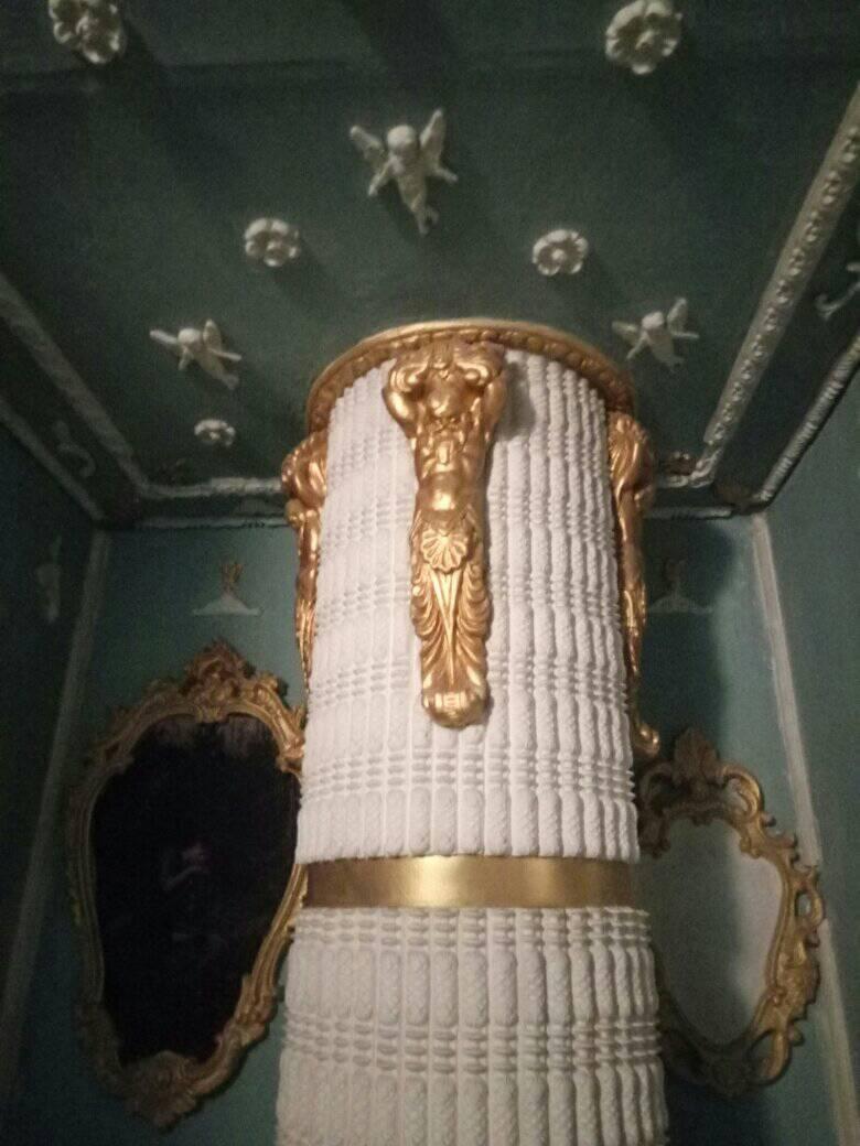 Пенсіонер перетворив під'їзд в Києві на справжній Версаль: ліпнина, позолота і багато картин