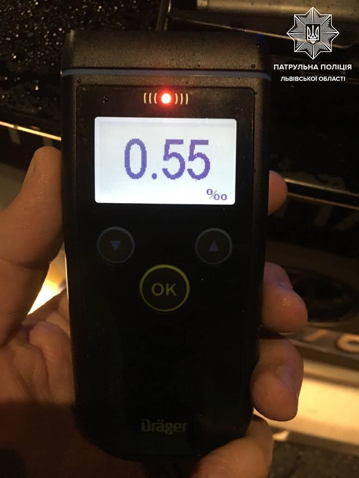 У Львові затримали п'яного таксиста: їздив з правами померлого батька